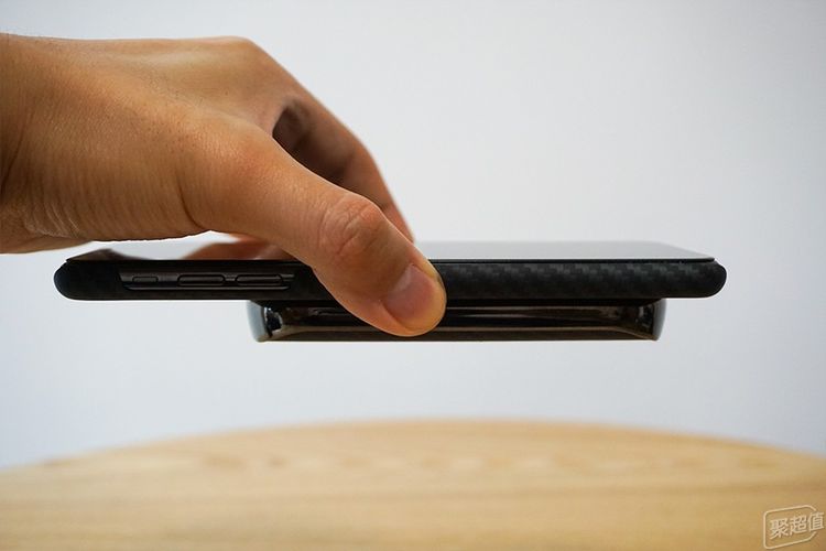 充电宝体验：行走的无线充办公室充电利器pg电子游戏网站Pitaka磁吸无线(图7)