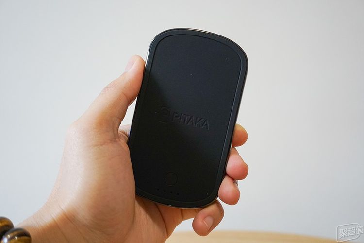 充电宝体验：行走的无线充办公室充电利器pg电子游戏网站Pitaka磁吸无线(图18)